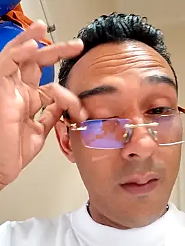 Snapshot of paisa233 chatting on 09/19/25, 03:56 paisa233 online show from 09/19/25, 03:56