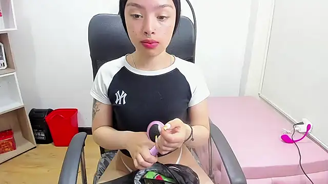 Sofia Mirandaa18 online show from 12/27/24, 08:07