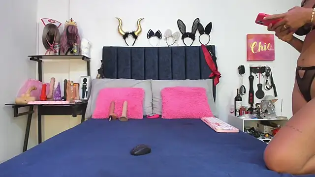 emmily giraldo online show from 11/29/25, 01:47