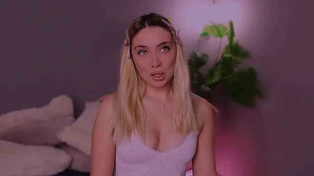 Jessielle online show from 12/15/25, 07:34