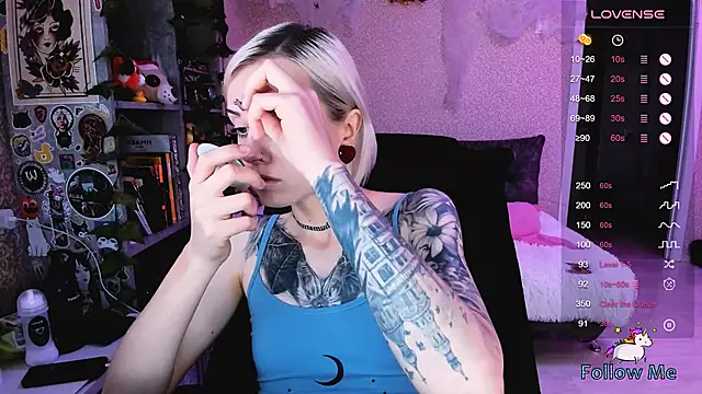 NaniMoore online show from 10/21/25, 09:43