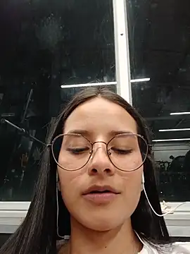 Snapshot of _vaness chatting on 05/20/26, 05:24 vaness online show from 05/20/26, 05:24