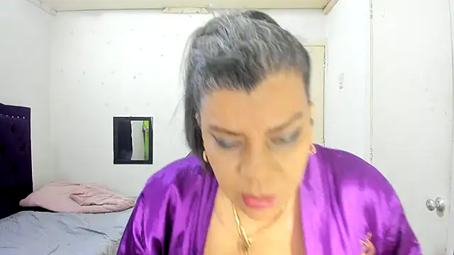 vikyadams online show from 10/31/25, 03:24