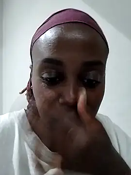 Snapshot of SlutyQueen32 chatting on 10/10/25, 04:39 SlutyQueen32 online show from 10/10/25, 04:39