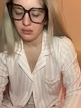 Holly-Glamour online show from 02/05/26, 05:23