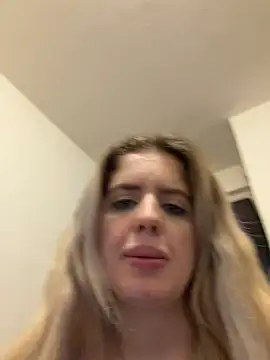 Holly-Glamour online show from 06/17/26, 01:45