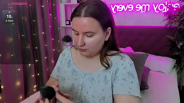 Snapshot of FeralPeach chatting on 05/17/26, 07:17 FeralPeach online show from 05/17/26, 07:17