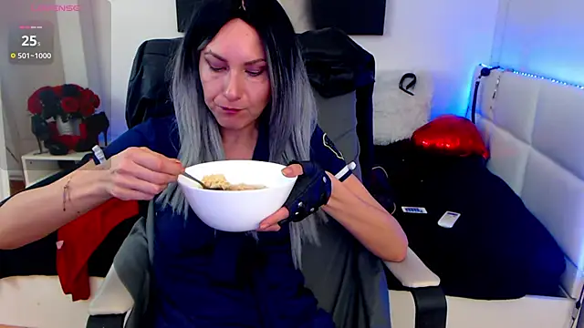 EvelynQueenn online show from 03/19/25, 07:29