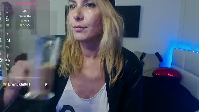 EvelynQueenn online show from 09/28/25, 08:03