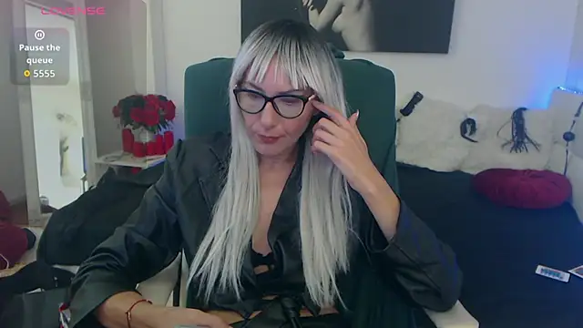 EvelynQueenn online show from 10/07/25, 05:37