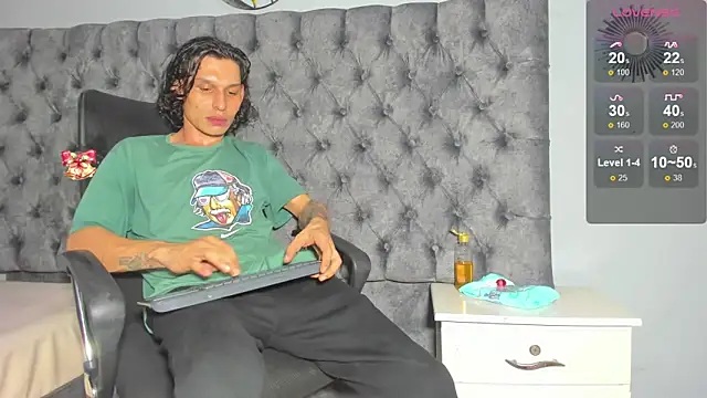 Snapshot of marcus_smithh chatting on 12/04/24, 10:46 marcus smithh online show from 12/04/24, 10:46