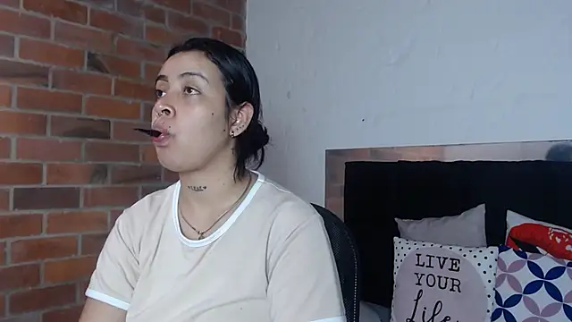 salome  hills1 online show from 11/25/25, 01:55