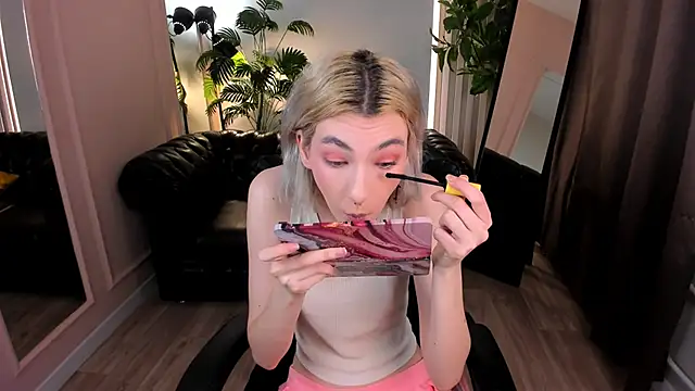 Snapshot of Mia_Cheers chatting on 01/28/25, 01:49 Mia Cheers online show from 01/28/25, 01:49