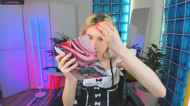 Snapshot of Mia_Cheers chatting on 02/14/25, 01:51 Mia Cheers online show from 02/14/25, 01:51