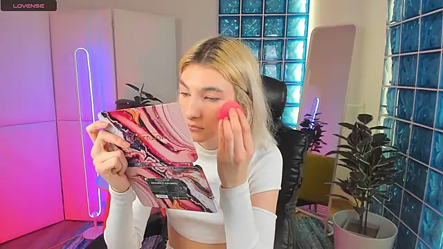 Snapshot of Mia_Cheers chatting on 02/21/25, 01:55 Mia Cheers online show from 02/21/25, 01:55