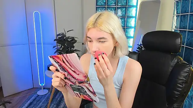 Snapshot of Mia_Cheers chatting on 03/20/25, 01:48 Mia Cheers online show from 03/20/25, 01:48