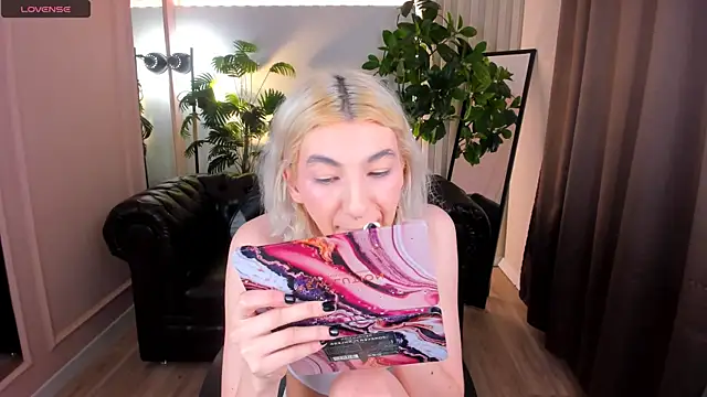 Snapshot of Mia_Cheers chatting on 03/22/25, 09:45 Mia Cheers online show from 03/22/25, 09:45