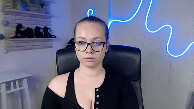 holly xglam online show from 02/20/25, 06:28