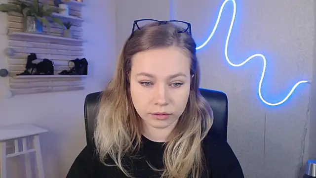 holly xglam online show from 03/10/25, 12:18