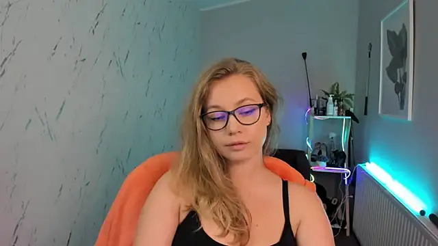 holly xglam online show from 09/23/25, 05:27