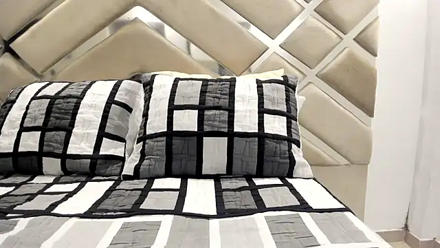 Snapshot of littlekittenn98 chatting on 10/28/25, 07:27 littlekittenn98 online show from 10/28/25, 07:27