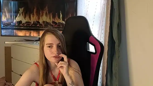 Snapshot of EvieRoseex chatting on 06/19/26, 10:30 EvieRoseex online show from 06/19/26, 10:30