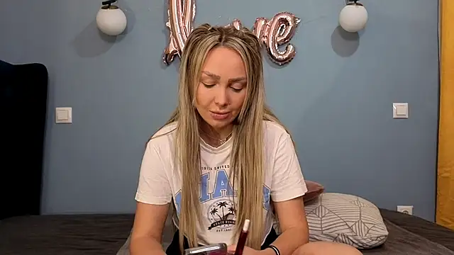 AnnaMaee online show from 02/28/25, 09:12