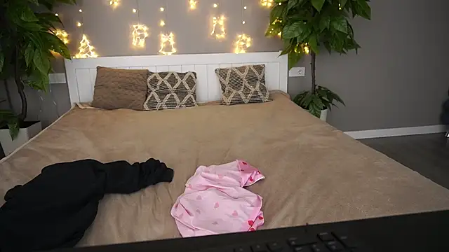 MagicPeachh  online show from 01/21/25, 08:00