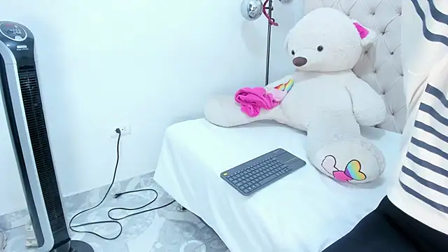 Victoria Coleman online show from 04/07/26, 07:36