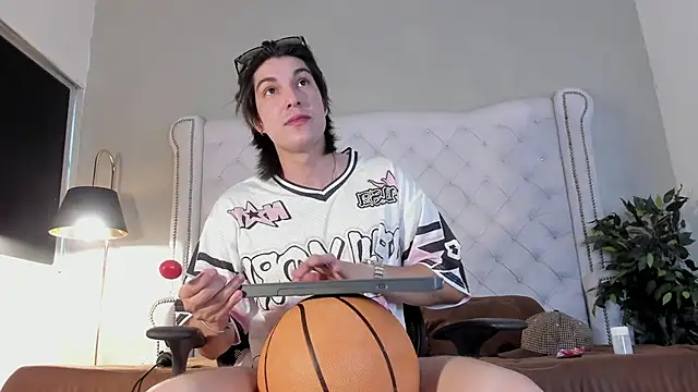 Karimferrer online show from 11/25/25, 07:47