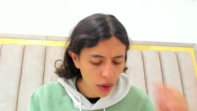 FreyaMoller online show from 04/01/26, 07:22