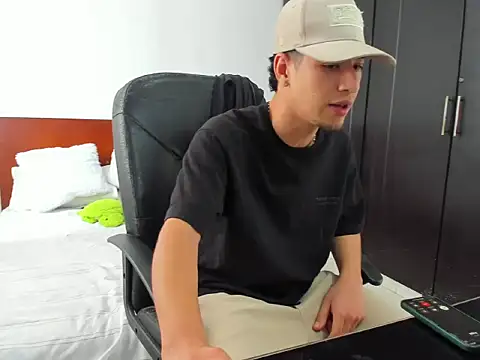 Snapshot of Chandler_ken chatting on 10/25/25, 04:24 Chandler ken online show from 10/25/25, 04:24