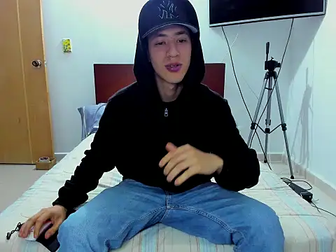 Snapshot of Chandler_ken chatting on 11/18/25, 04:28 Chandler ken online show from 11/18/25, 04:28