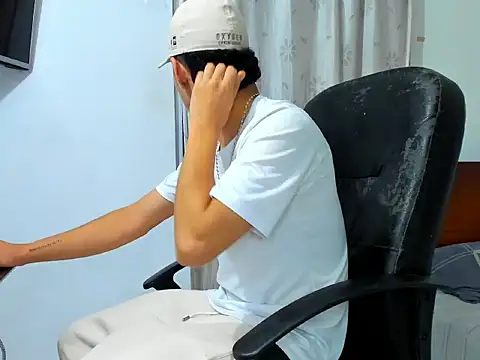 Snapshot of Chandler_ken chatting on 12/18/25, 01:44 Chandler ken online show from 12/18/25, 01:44