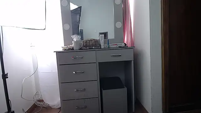 Snapshot of LiaTaylorr chatting on 09/18/25, 12:18 LiaTaylorr online show from 09/18/25, 12:18