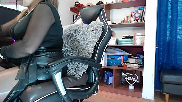 Snapshot of LiaTaylorr chatting on 10/10/25, 12:15 LiaTaylorr online show from 10/10/25, 12:15