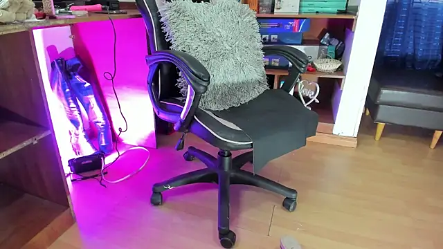 Snapshot of LiaTaylorr chatting on 10/14/25, 12:28 LiaTaylorr online show from 10/14/25, 12:28