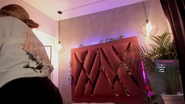 Snapshot of Haelycute chatting on 02/06/25, 11:43 Haelycute online show from 02/06/25, 11:43