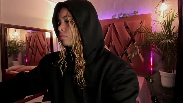 Snapshot of Haelycute chatting on 02/11/25, 11:21 Haelycute online show from 02/11/25, 11:21