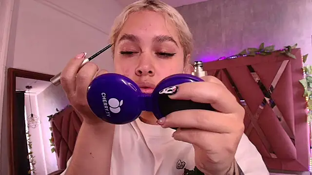 Snapshot of Haelycute chatting on 10/06/25, 12:57 Haelycute online show from 10/06/25, 12:57