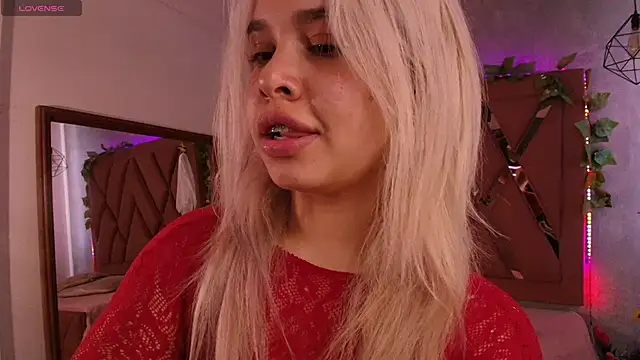 Snapshot of Haelycute chatting on 10/21/25, 11:44 Haelycute online show from 10/21/25, 11:44