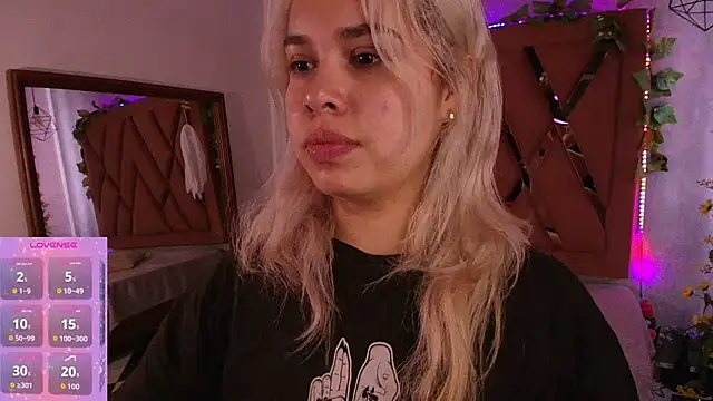 Snapshot of Haelycute chatting on 10/25/25, 12:02 Haelycute online show from 10/25/25, 12:02