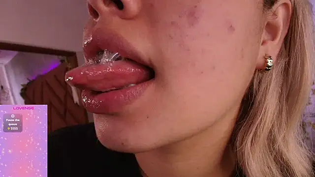 Snapshot of Haelycute chatting on 10/26/25, 12:00 Haelycute online show from 10/26/25, 12:00