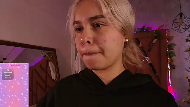 Snapshot of Haelycute chatting on 10/29/25, 11:34 Haelycute online show from 10/29/25, 11:34