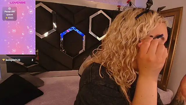 Snapshot of Haelycute chatting on 11/02/25, 09:28 Haelycute online show from 11/02/25, 09:28