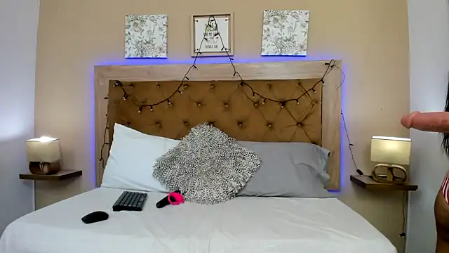 CristalLoren online show from 12/17/25, 06:25