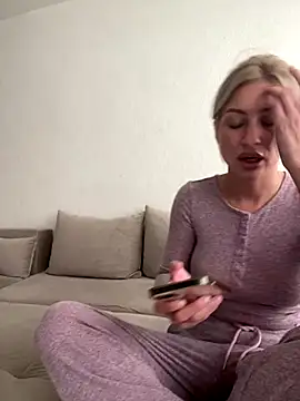 Snapshot of belle98 chatting on 09/10/25, 03:12 belle98 online show from 09/10/25, 03:12