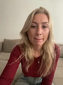 Snapshot of belle98 chatting on 10/02/25, 04:25 belle98 online show from 10/02/25, 04:25