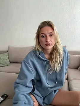 Snapshot of belle98 chatting on 10/27/25, 01:37 belle98 online show from 10/27/25, 01:37