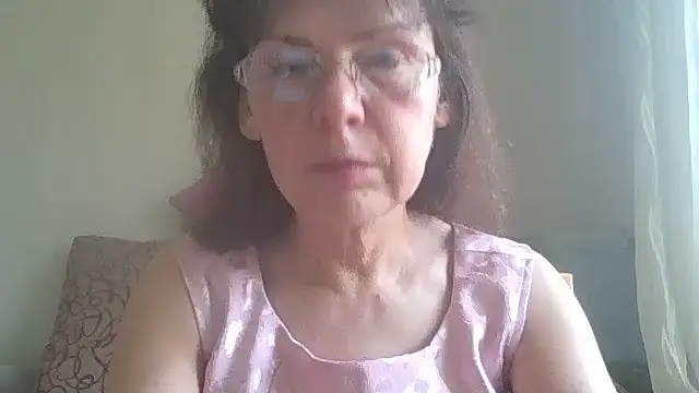 Snapshot of HollyJewel chatting on 05/21/26, 10:22 HollyJewel online show from 05/21/26, 10:22